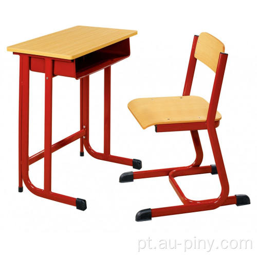 Mesa de sala de aula e cadeira